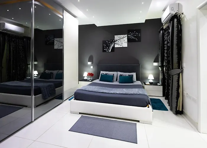 Modern, Stylish & Comfortable 3 Bedroom With Jacuzzi, Aquarium And Large Private Yard With Barbeque شقة المليحة