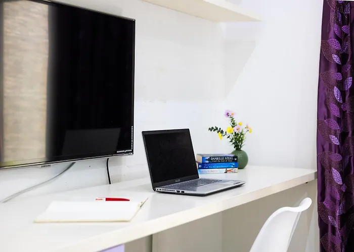 Modern, Stylish & Comfortable 3 Bedroom With Jacuzzi, Aquarium And Large Private Yard With Barbeque