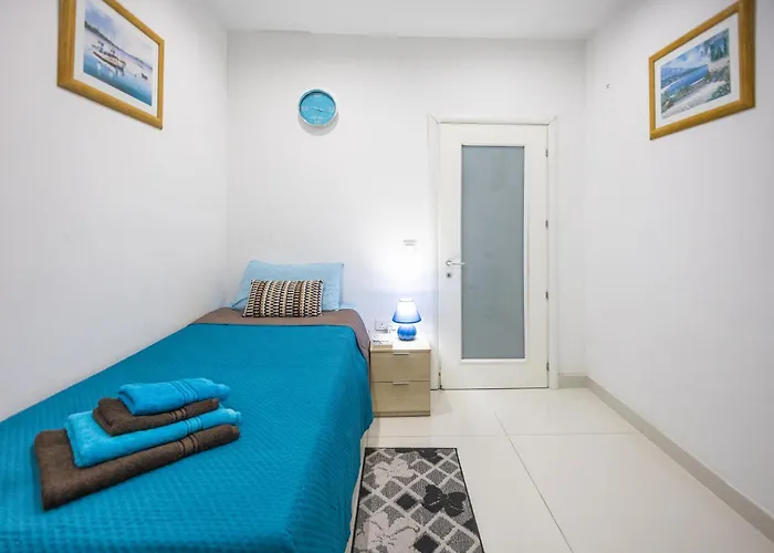 Modern, Stylish & Comfortable 3 Bedroom With Jacuzzi, Aquarium And Large Private Yard With Barbeque *