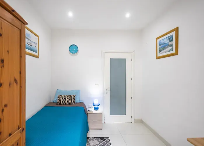 Modern, Stylish & Comfortable 3 Bedroom With Jacuzzi, Aquarium And Large Private Yard With Barbeque *