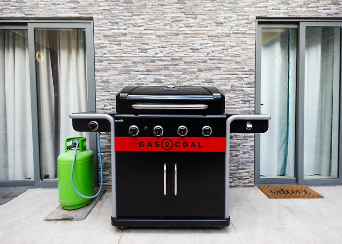 Modern, Stylish & Comfortable 3 Bedroom With Jacuzzi, Aquarium And Large Private Yard With Barbeque