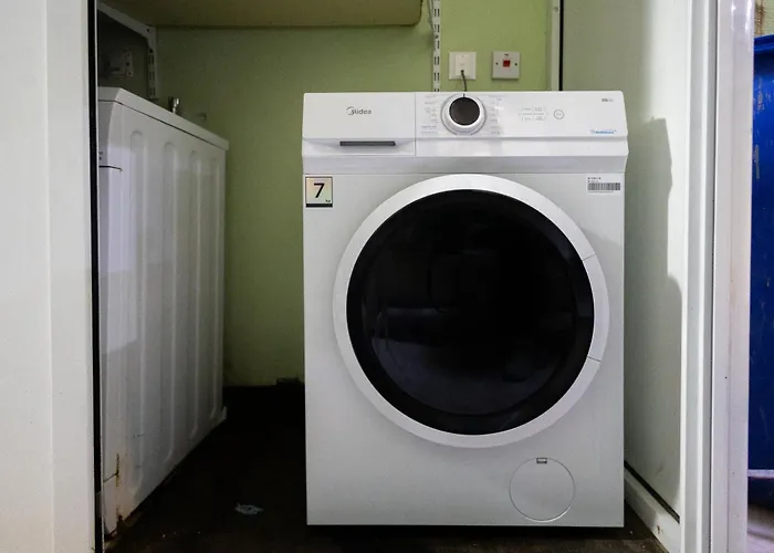 Modern, Stylish & Comfortable 3 Bedroom With Jacuzzi, Aquarium And Large Private Yard With Barbeque *